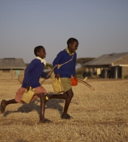 UNE ÉCOLE EN PLEINE SAVANE : TRANSFORMER LA VIE DES ENFANTS GRÂCE À L’ÉDUCATION